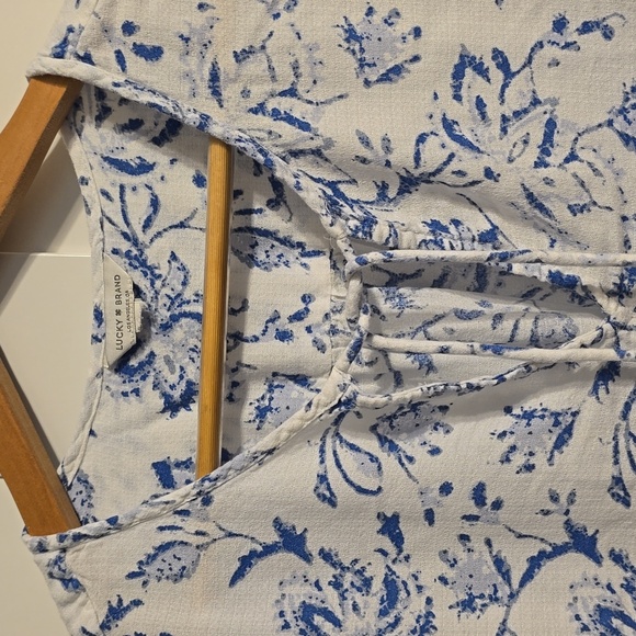 Lucky Brand Top Blouse Women's Medium White Blue Split-Neck Smocked Comfy Casual - Picture 2 of 10